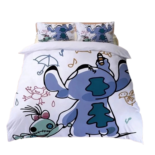 Housse de couette blanche pour enfant avec Stitch vu de dos, sa poupée et dessins doodle (grenouille, parapluie, notes de musique) sur fond épuré.