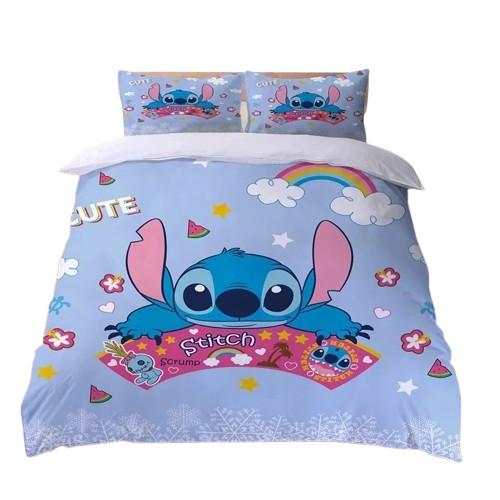 Housse de couette bleu clair avec Stitch et sa poupée Scrump entourés d’un arc-en-ciel, nuages, étoiles et tranches de pastèque, posée sur un lit avec deux taies assorties.