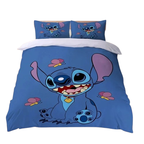 Housse de couette bleu roi imprimée Stitch souriant avec papillons roses, accompagnée de deux taies d’oreiller assorties.