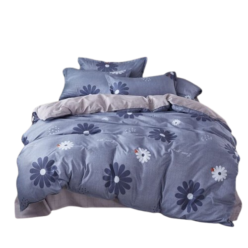 Housse de couette bleue imprimée de grandes marguerites blanches avec envers uni gris clair sur un lit double moderne.