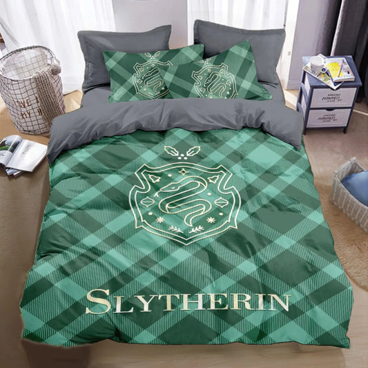 Housse de couette à carreaux verts profonds avec l’écusson Slytherin et l’inscription « SLYTHERIN »