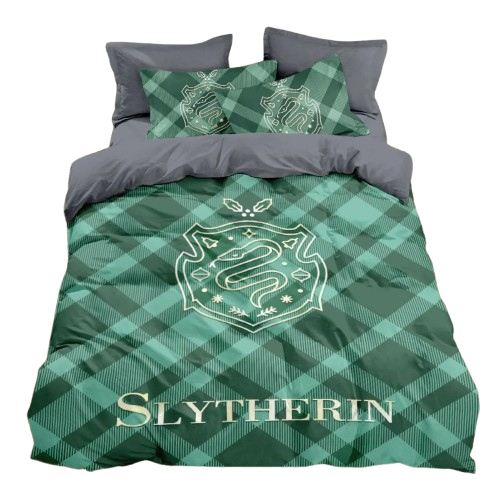 Housse de couette à carreaux verts profonds avec l’écusson Slytherin et l’inscription « SLYTHERIN », posée sur un lit moderne.