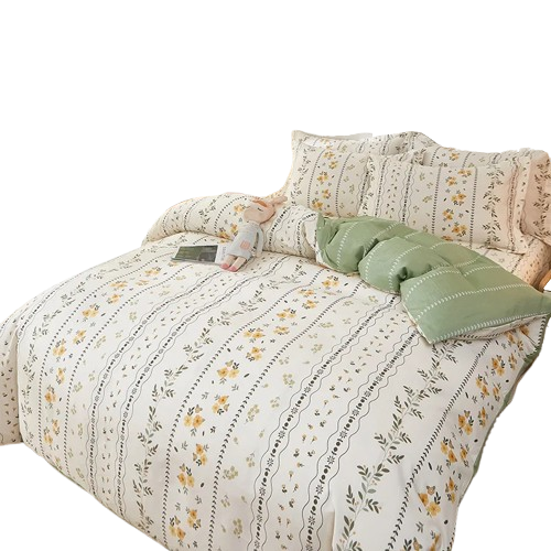 Housse de couette écru à motif floral jaune et vert, installée sur un lit dans une chambre lumineuse.