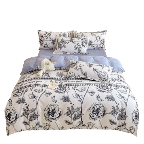 Housse de couette fleurie vintage 220×240 cm à motifs fleurs des champs et rayures, drapée sur un lit dans une chambre décorée.