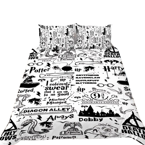 Housse de couette imprimée all-over en noir et blanc de symboles et citations Harry Potter (9¾, Dobby, Deathly Hallows, Diagon Alley, « I solemnly swear… ») sur un lit moderne.