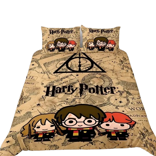 Housse de couette imprimée de la Carte du Maraudeur en style chibi avec Harry, Hermione, Ron et symbole Deathly Hallows, sur un lit moderne.