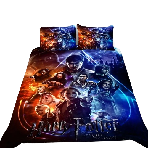 Housse de couette imprimée du poster « Harry Potter et les Reliques de la Mort », avec Harry, Hermione, Ron, Dumbledore et Voldemort, sur un lit moderne.