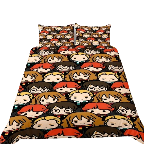 Housse de couette imprimée en all-over de têtes chibi d’Harry Potter, Ron, Hermione et Draco, sur un lit moderne.