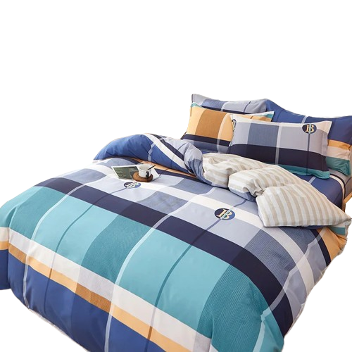 Housse de couette à larges carreaux bleu, blanc et moutarde drapée sur un lit cosy.