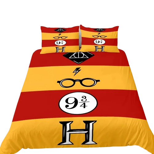 Housse de couette à larges rayures rouge et jaune ornée des symboles Deathly Hallows, lunettes rondes, panneau 9 ¾ et lettre H, sur un lit moderne.