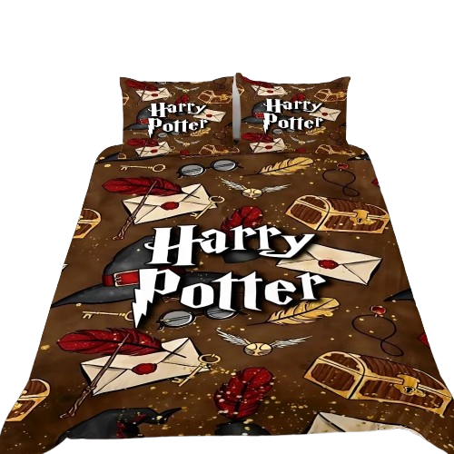 Housse de couette marron décorée d’icônes Harry Potter (chapeau de tri, plumes, lettres, Vif d’Or, coffre) sur un lit moderne.