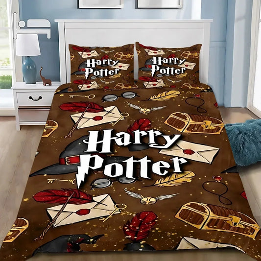 Housse de couette marron décorée d’icônes Harry Potter (chapeau de tri, plumes, lettres, Vif d’Or, coffre) sur un lit moderne.