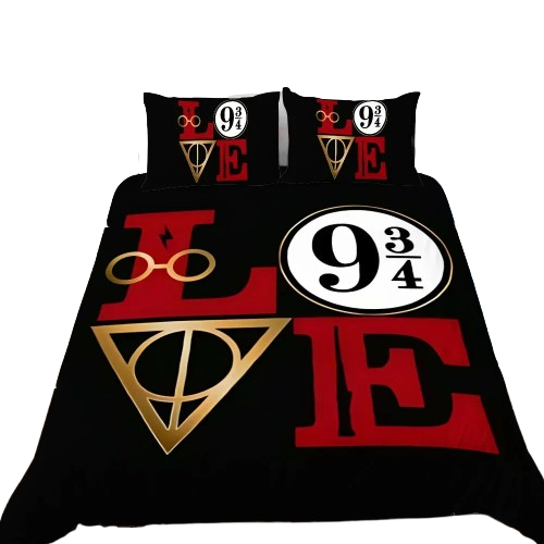 Housse de couette noire « LOVE » Harry Potter avec lunettes, symbole Deathly Hallows, panneau 9 ¾ et baguette magique, posée sur un lit moderne.