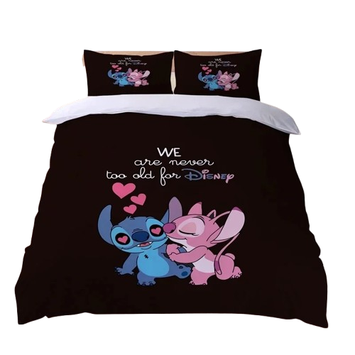 Housse de couette noire Disney « We are never too old for Disney » illustrée de Stitch bleu et Angel rose enlacés sous un texte blanc.