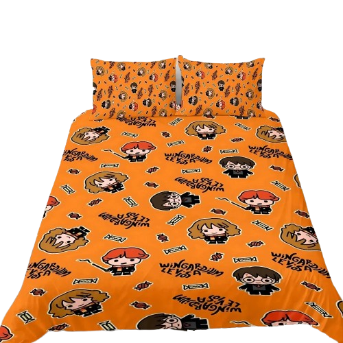 Housse de couette orange imprimée all-over de têtes chibi de Harry, Hermione et Ron, bonbons et inscription « Wingardium Leviosa », posée sur un lit moderne.