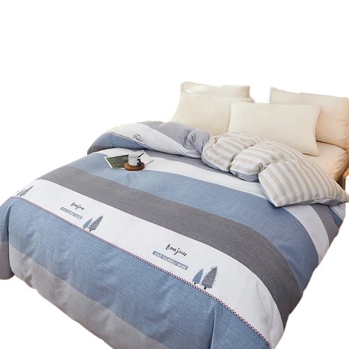 Housse de couette rayée bleu, blanc cassé et gris, motif “Bonjour – Love yourself more”, drapée sur un lit élégant.