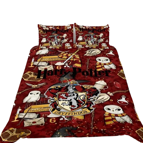 Housse de couette rouge Gryffondor : écusson, chouettes Hedwige, baguette, livres et flacons de potion, sur un lit moderne.