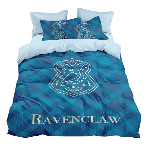 Housse de couette tartan bleu avec l’écusson Serdaigle et inscription « RAVENCLAW » sur un lit moderne.