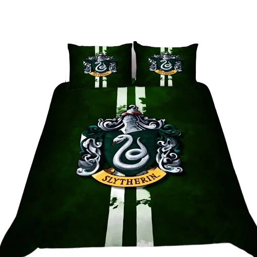 Housse de couette verte aux deux rayures verticales blanches et grand écusson Slytherin centré sur un lit moderne.