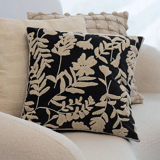 Housse de coussin en velours noir brodée de fleurs beiges – Déco chic et élégante 45x45 cm