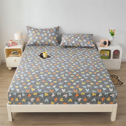 Housse de matelas grise imperméable avec motifs cœurs colorés – Protège-matelas étanche et respirant