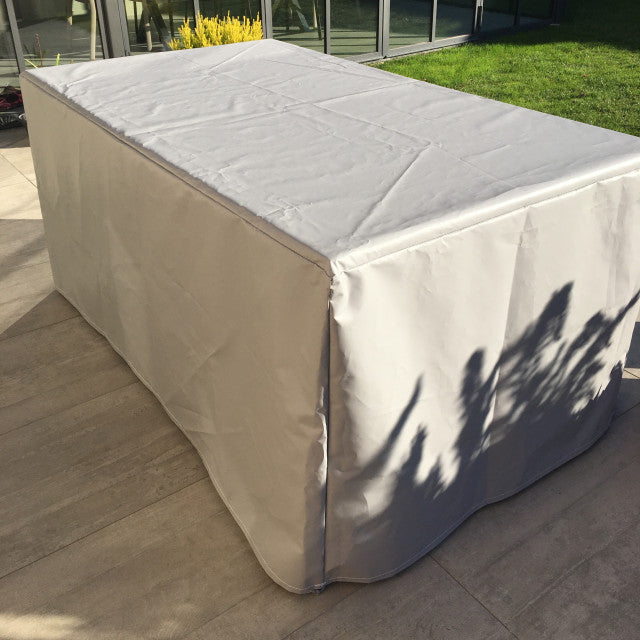 Housse imperméable pour table de jardin en tissu Oxford beige.