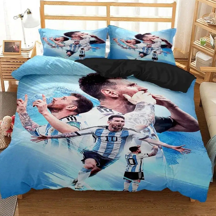 Parure de lit football Messi 3D en collage de plusieurs poses sur fond bleu.