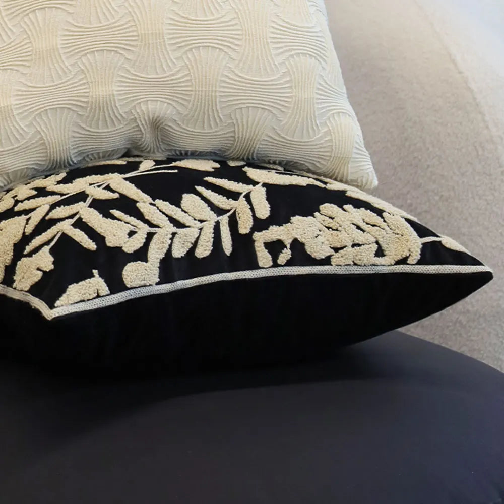 Housse de Coussin Fleur Brodée en Velours – Déco Élégante Noir & Beige 45x45cm