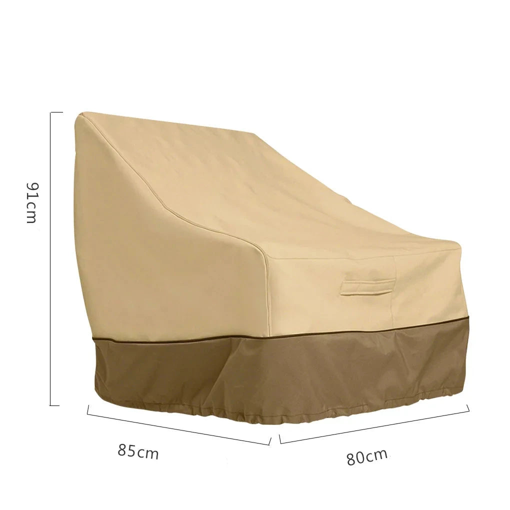 Housse beige pour fauteuil lounge extérieur, avec cordon de serrage ajustable, protège contre les intempéries.